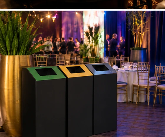 Stijlvolle afvalcontainers opgesteld in een feestzaal tijdens een casino night bedrijfsevenement